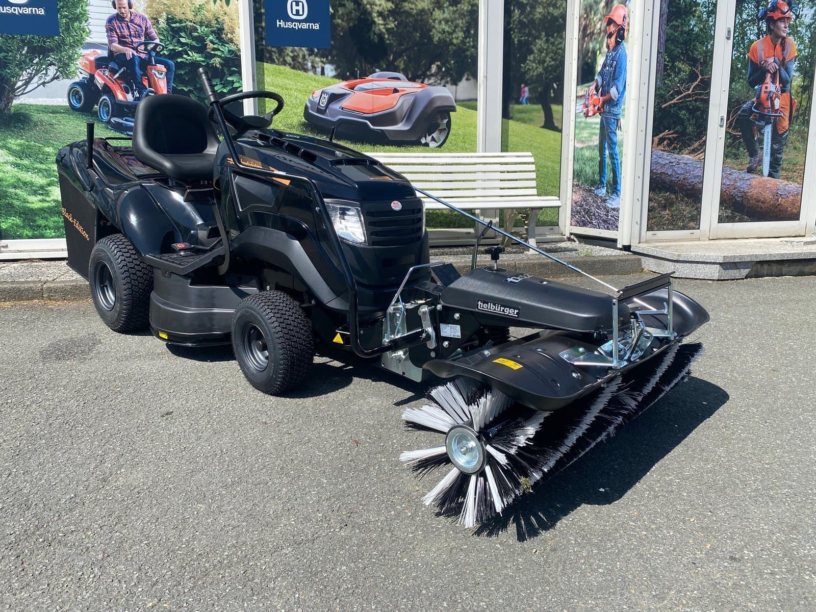 Rasenmähertraktor Black Edition Pro 225/92 Twin H mit Kehrmaschine TK520