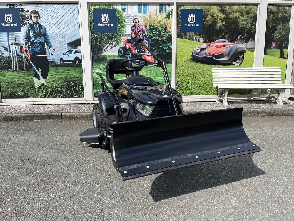 Stiga Rasentraktor Pro 155/98 SD „Black Edition“ mit Winterpaket