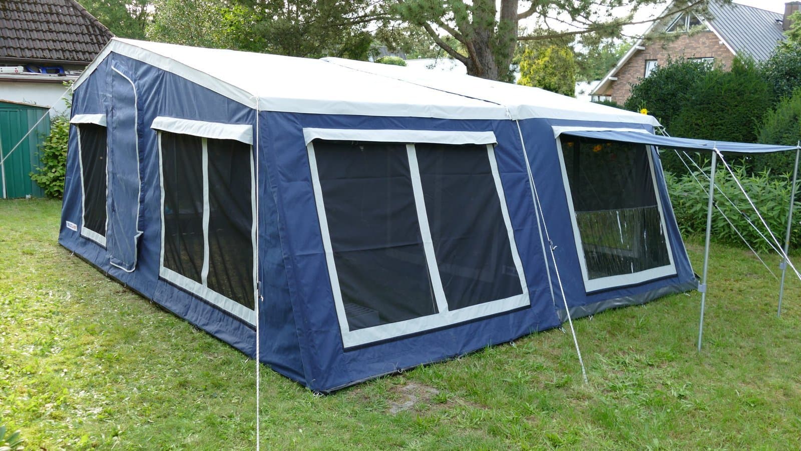 Outdoor L-Zeltanhänger mit Vorzelt und Seitenwandverlängerungen