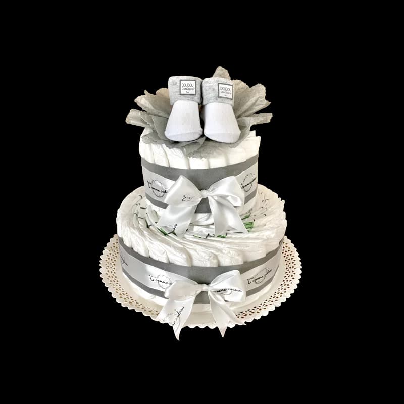 Gâteau de couches et ses chaussettes grises