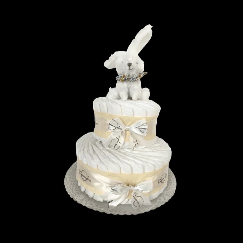 Gâteau de couches beige et son lapin
