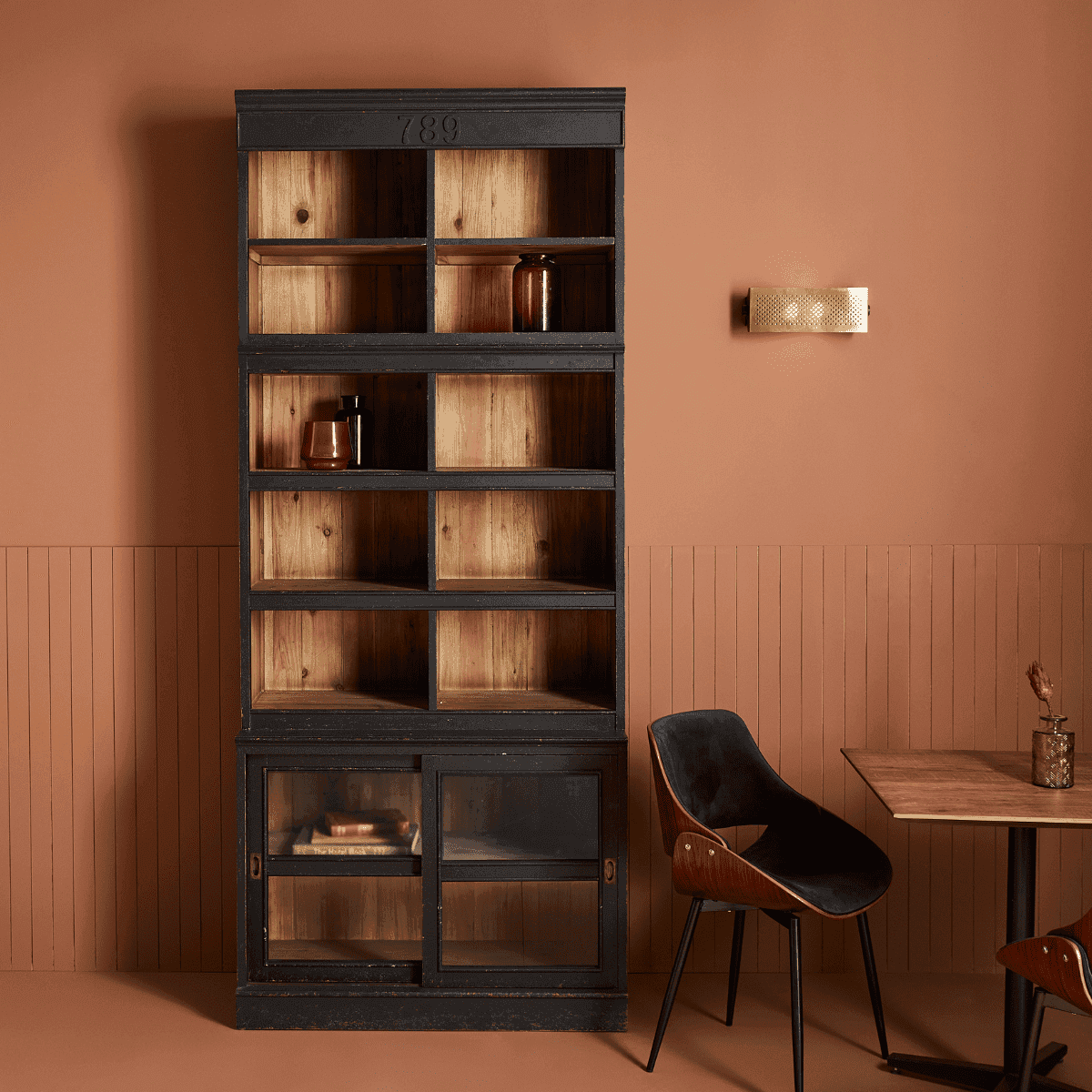 Bibliothèque en pin massif avec 2 portes - H240 cm - AMSTERDAM - Calicosy