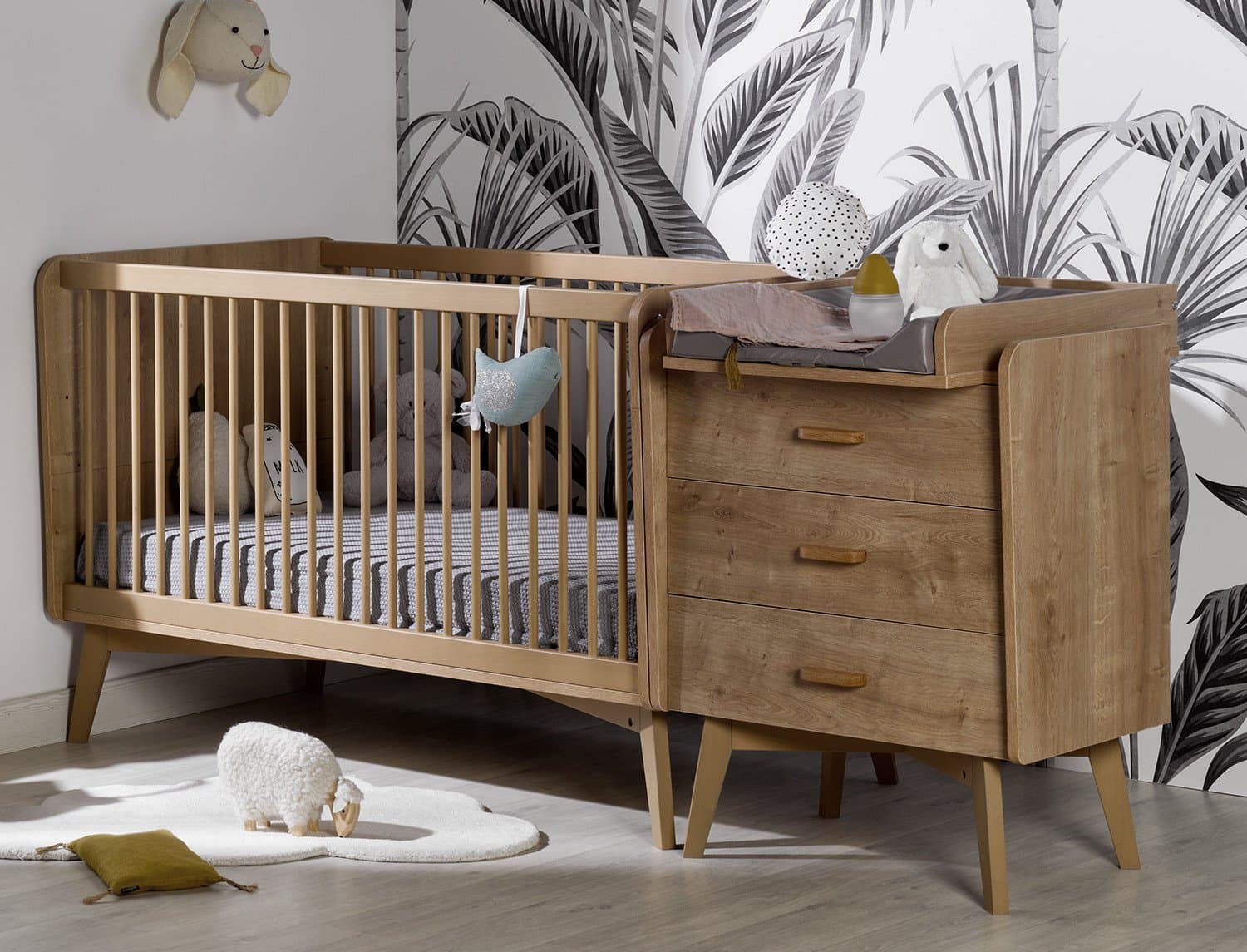 Lit bébé évolutif Icone avec petite commode et plan à langer