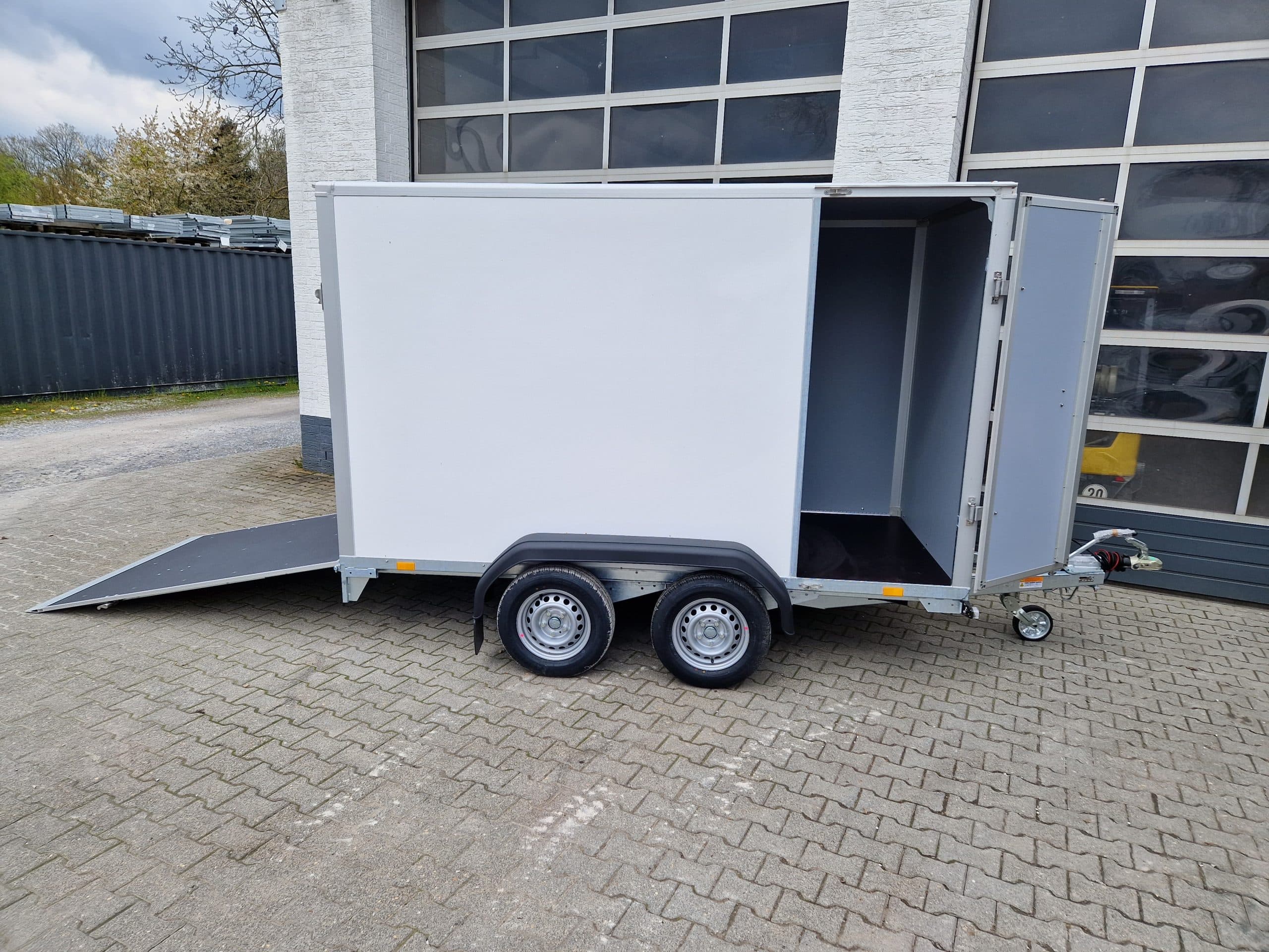 Saris Koffer GO 306 154 180 2000 2 306x154x180cm GFK weiss Seitentür Auffahrklappe (M) 2000kg