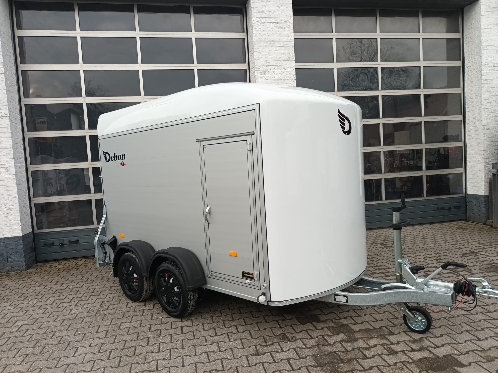 Cargo Roadster 500+ 312x167x199cm Alu Poly weiß pro LED Regal 2600kg Pullman 100km/H Fahrschulakt.