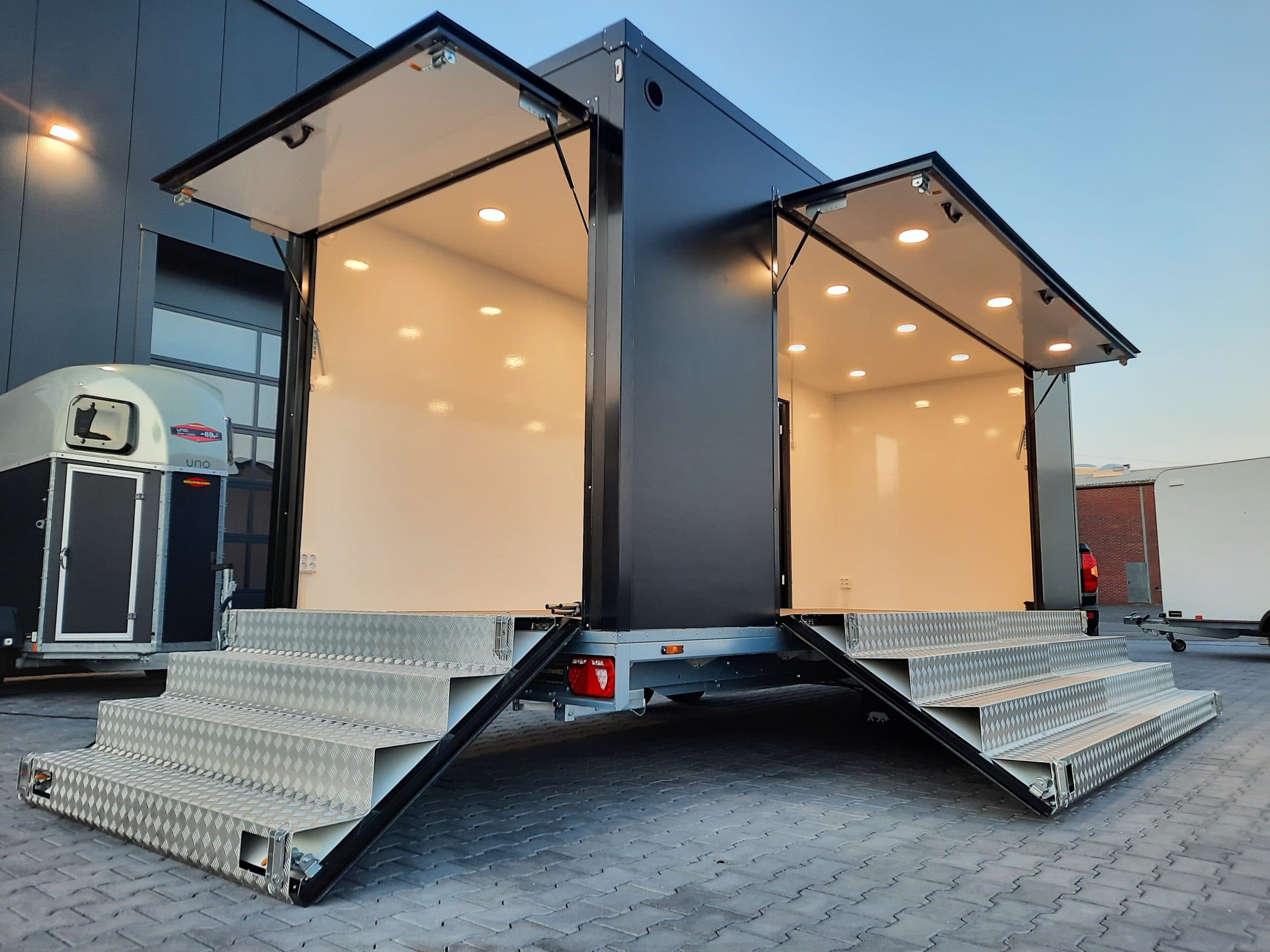 Event Trailer Bühne Schowroom 610x220x220cm black 230V Licht Tür 2 fach Treppen 13" 2700kg