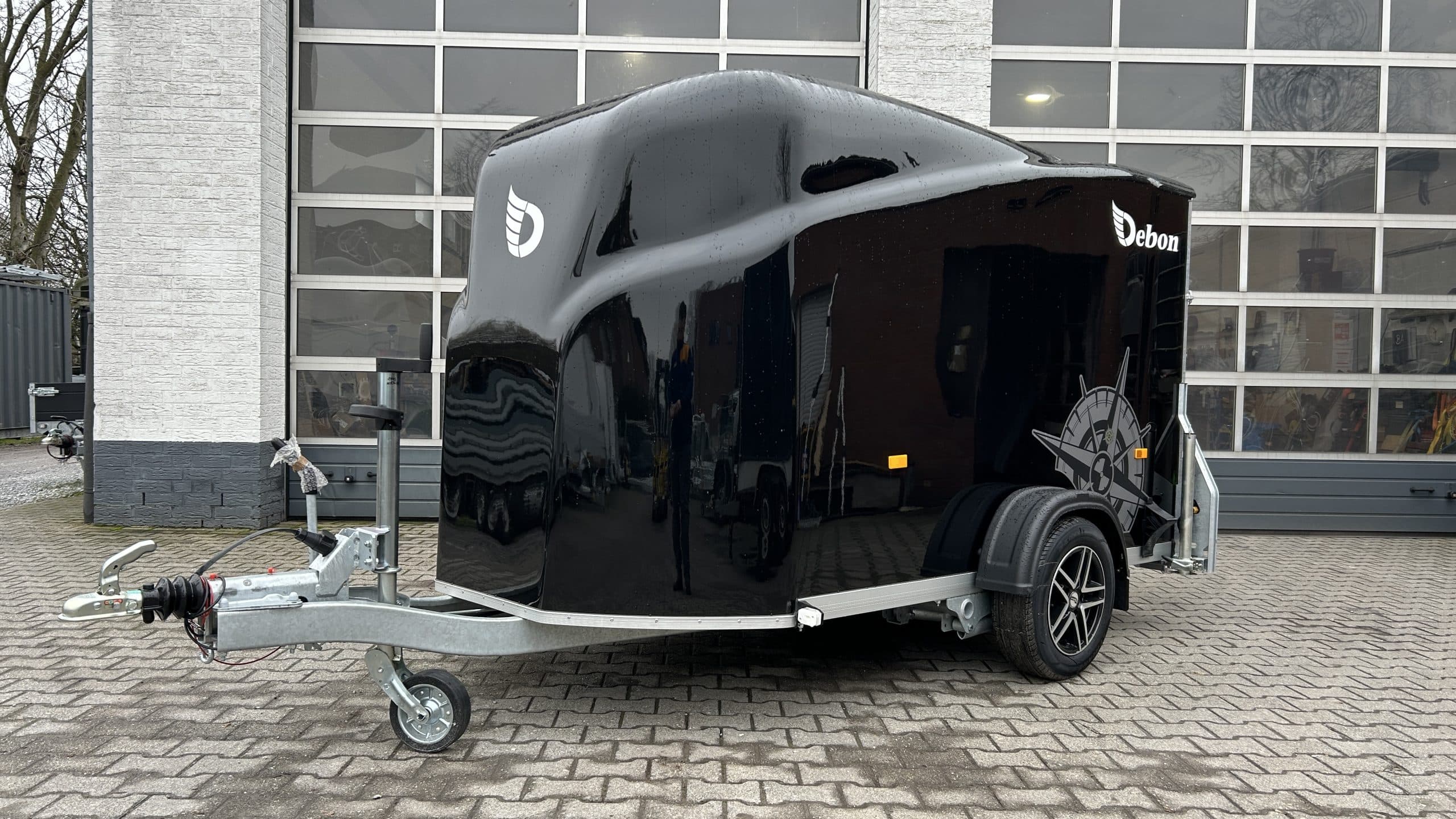 Debon Cargo 1300 300x152x168 cm nero con porta laterale, cerchi in lega blackbeauty, Pullman 1300 kg 100 km/h