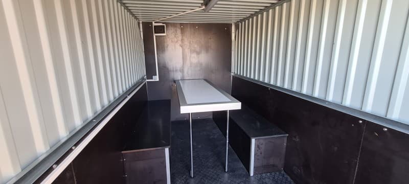 Remorque de chantier aménagée avec table et bancs, adaptée au permis B