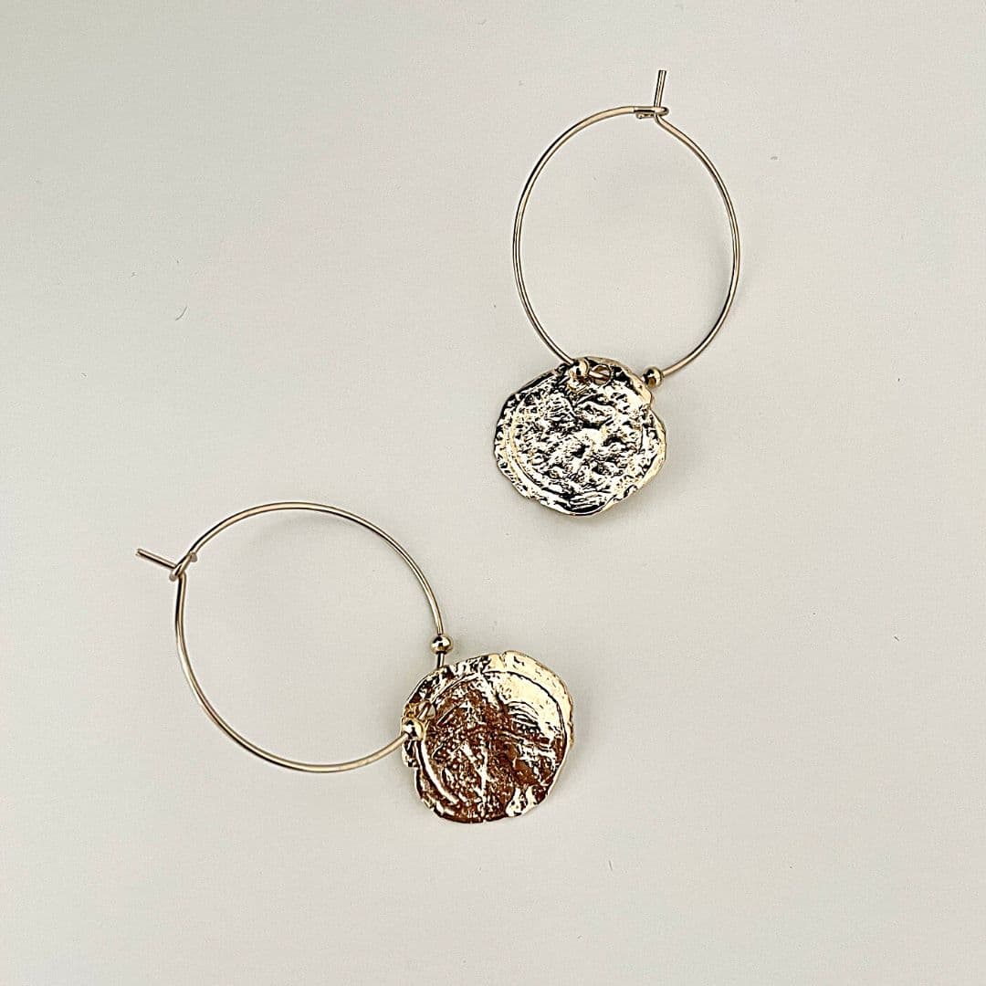 Boucles d'oreilles mini créoles médaille martelée Fès