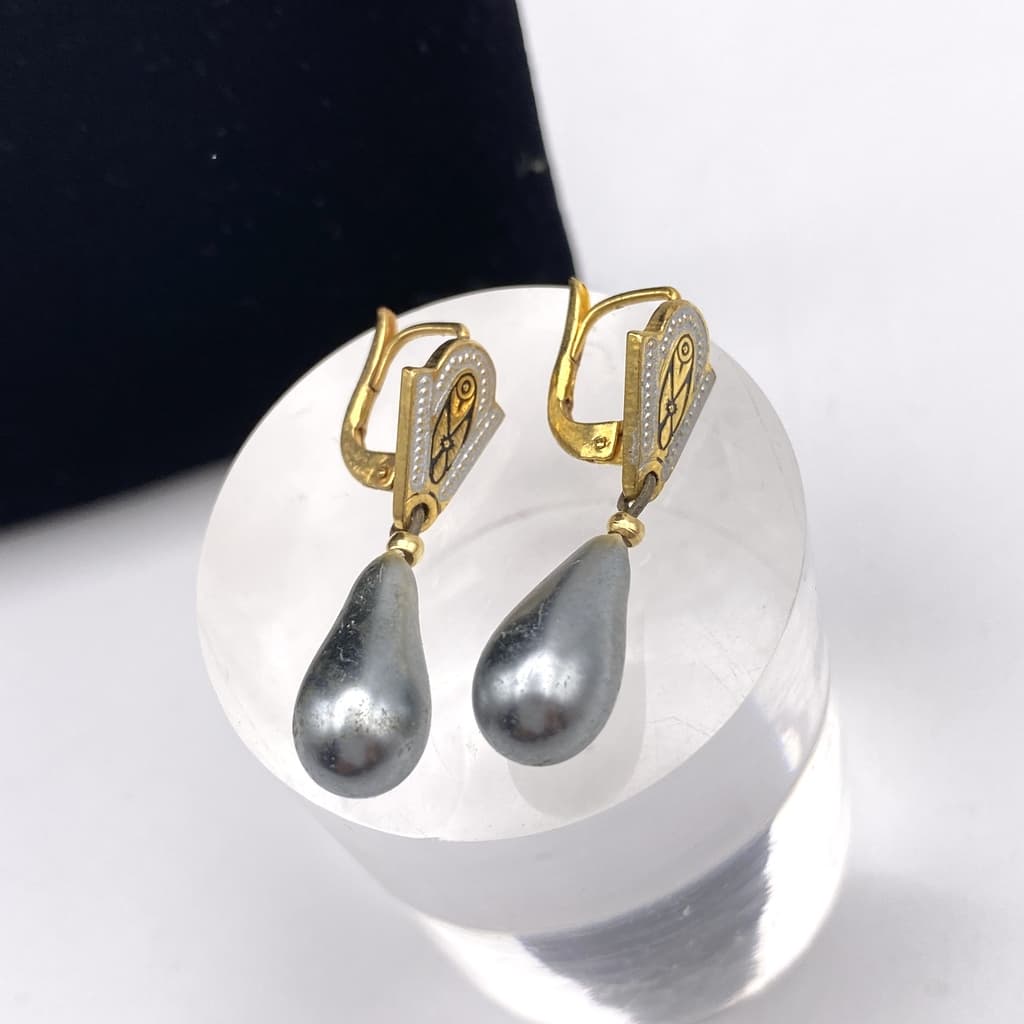Boucles d’oreilles avec goutte grise nacrée