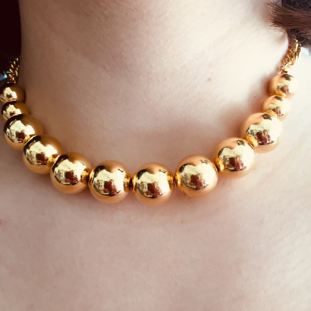Collier de grosses perles dorées ras de cou