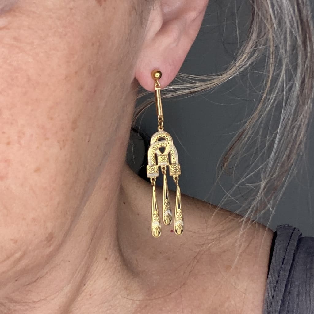 Boucles d'oreilles élégantes dorées et noires