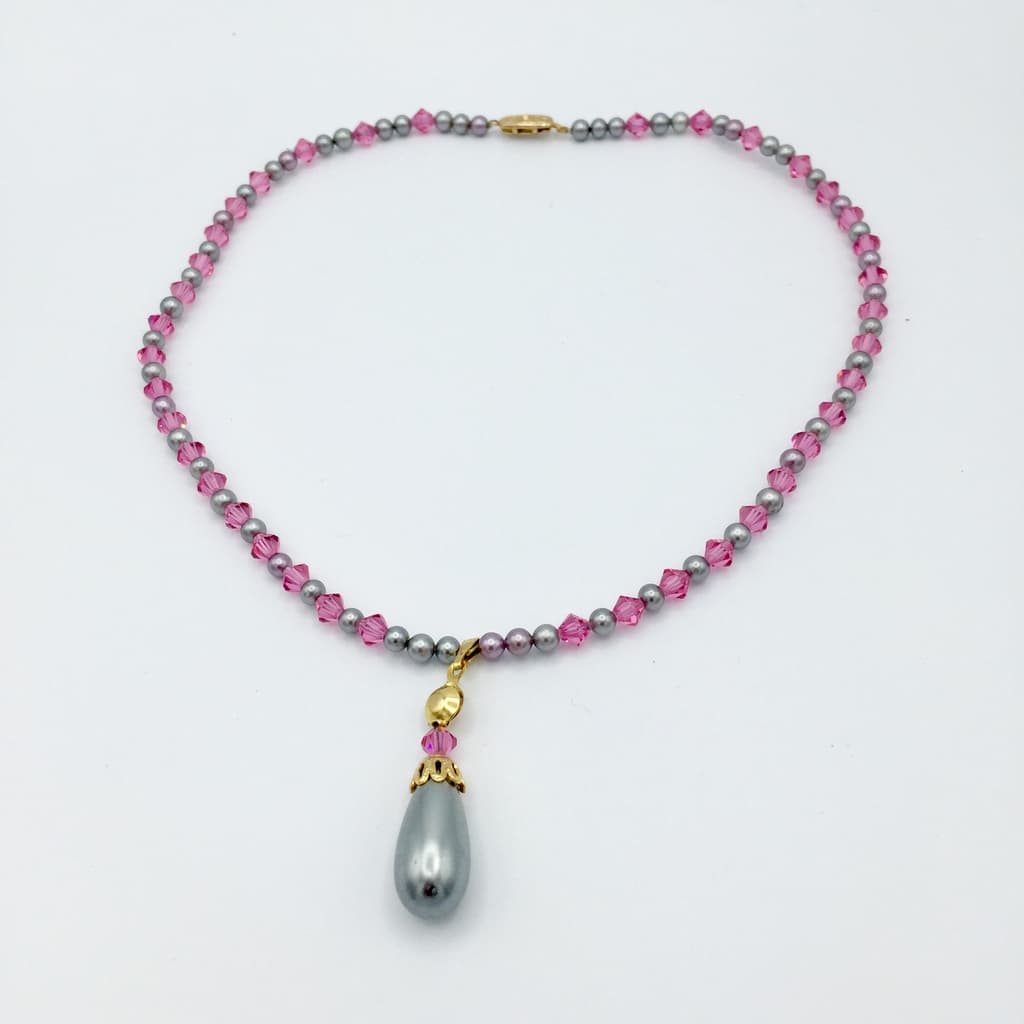 Collier pendentif goutte de perles grises nacrées et rose