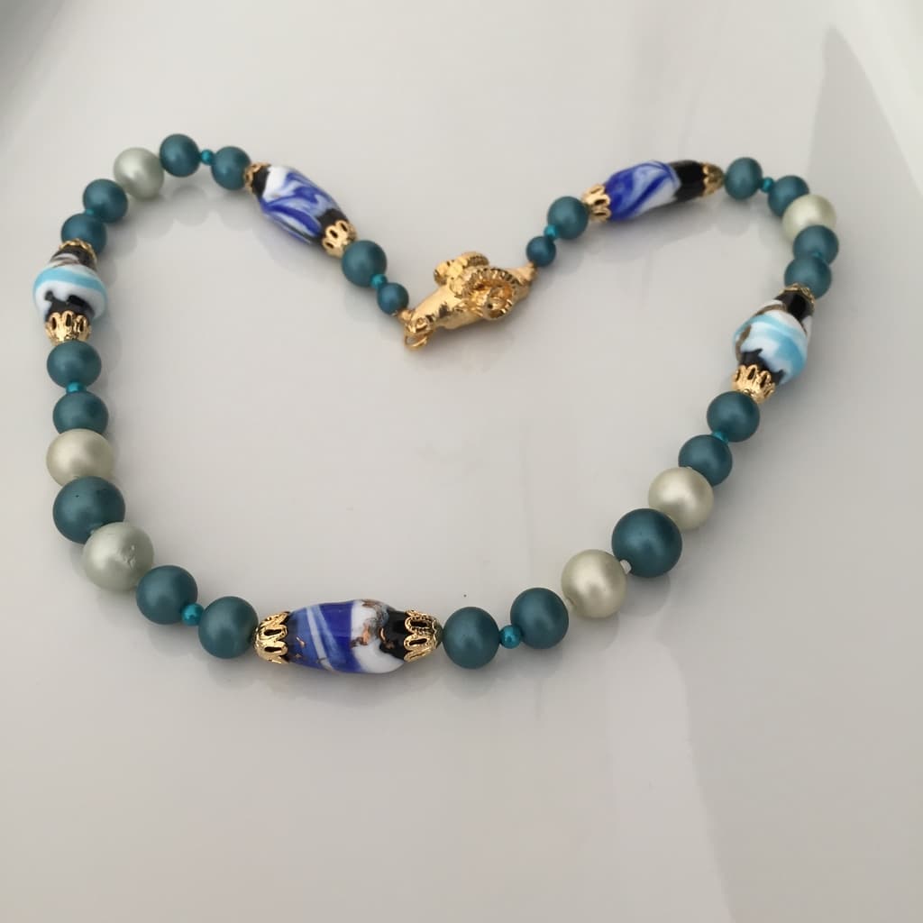 Collier perles 1930 vintage ton de bleu et fermoir bélier - 50 cm