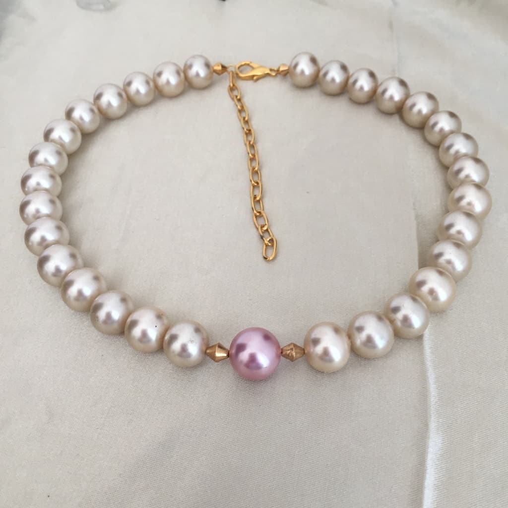 Collier ras de cou de perles nacrées et rose