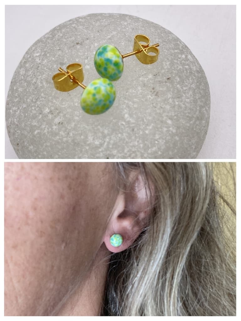 Puces boucles d'oreille en pâte de verre tachetée verte