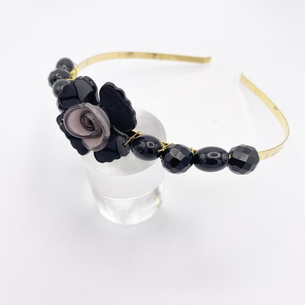 Serre-tête noir avec perles et fleur