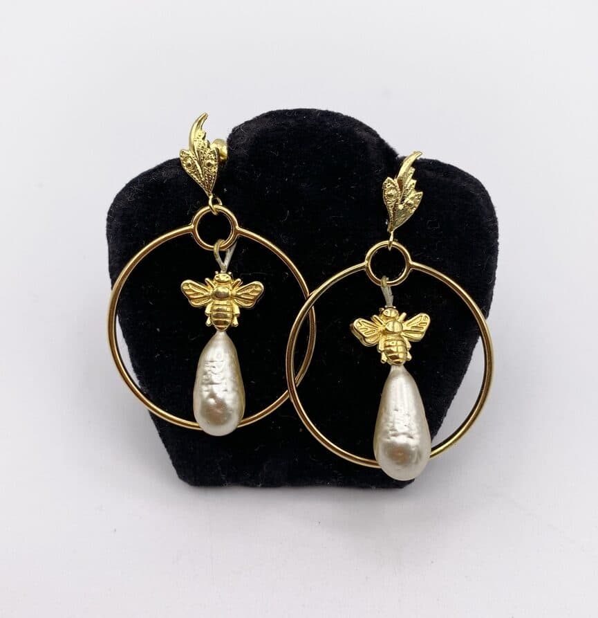 Boucles d'oreille pendant créole perle et abeille