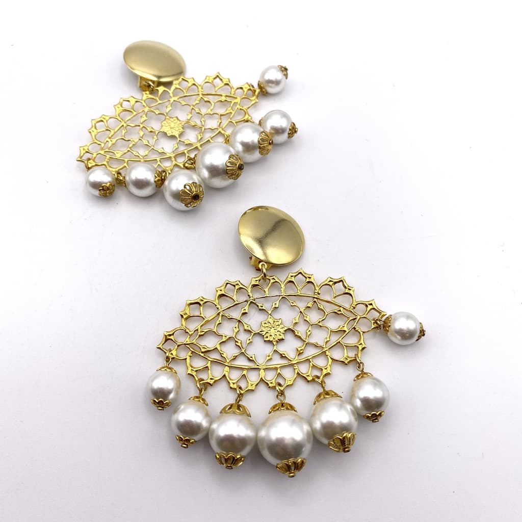 Clips boucles d'oreilles en filigrane doré et perles