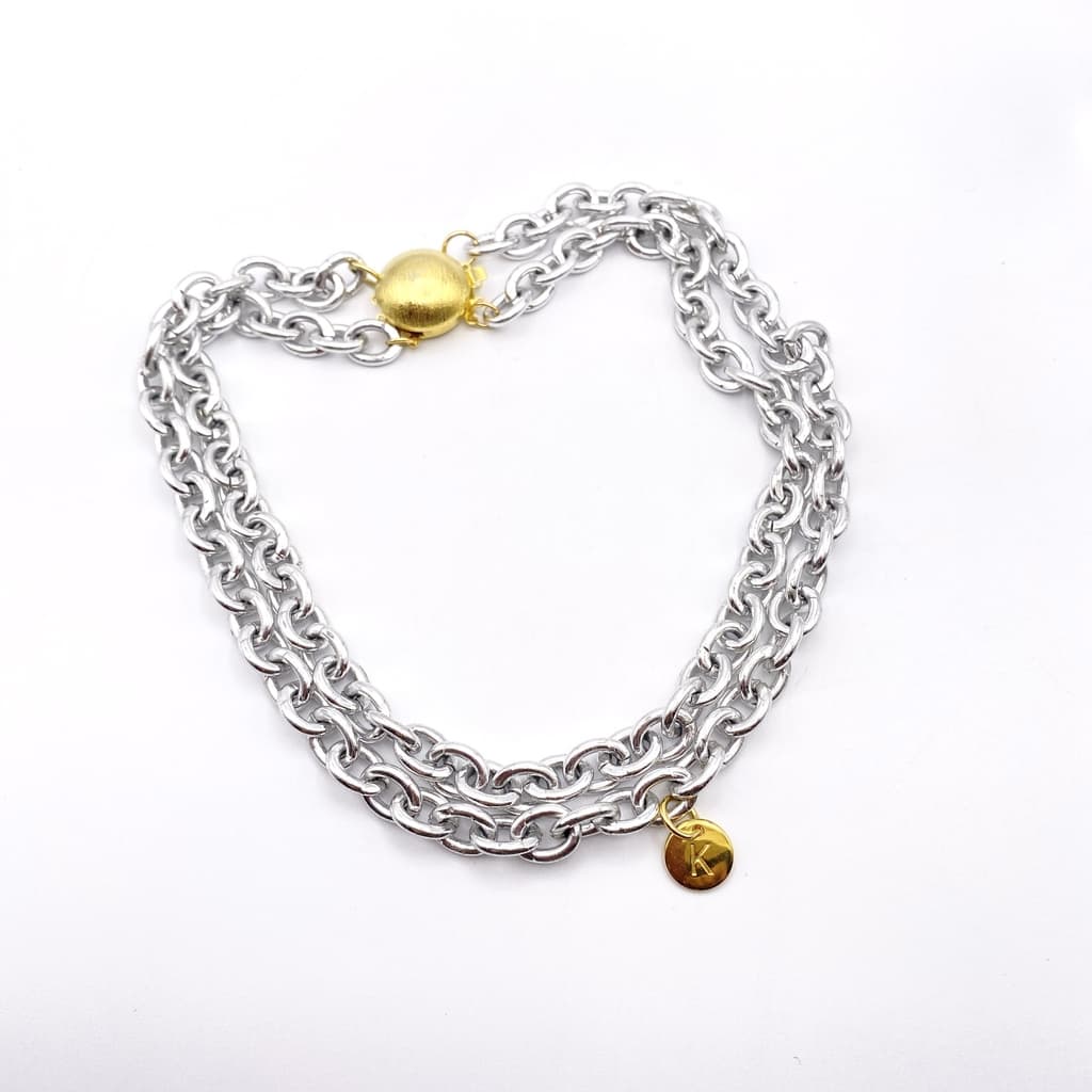 Collier multi chaines et médaillon K doré