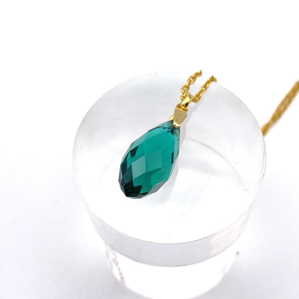 Pendentif style Art déco avec goutte de cristal verte