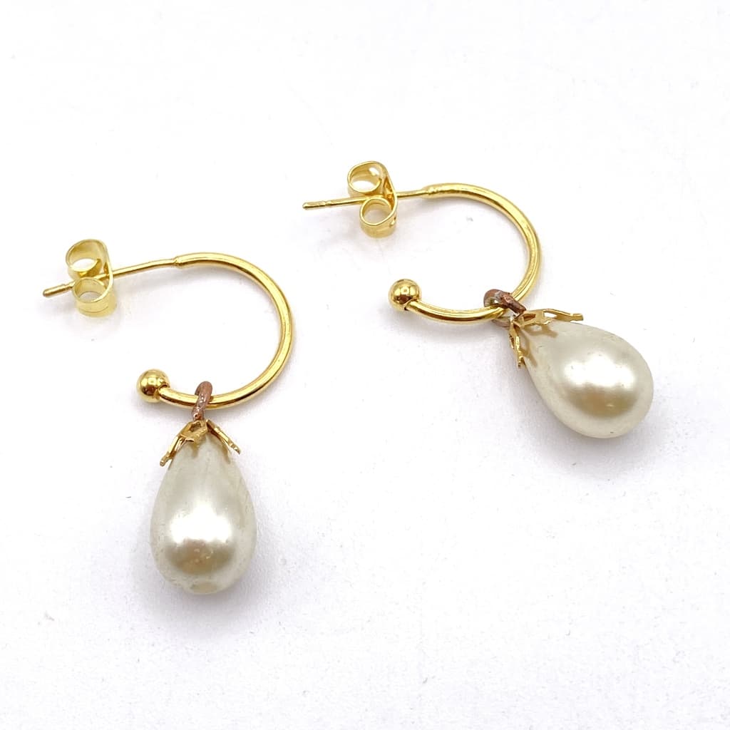 Boucles d'oreille créoles avec goutte nacrée