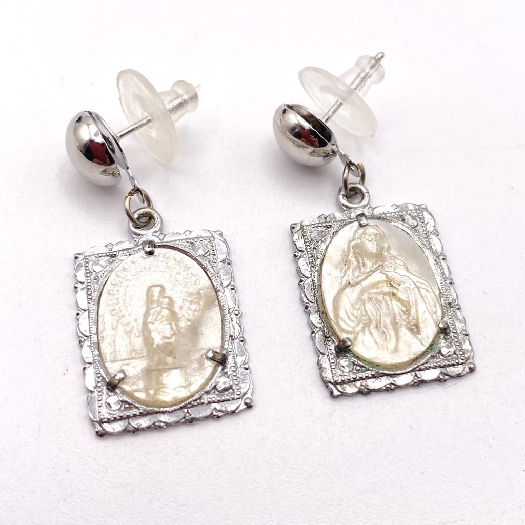 Boucles d'oreilles avec pendant vierge nacrée