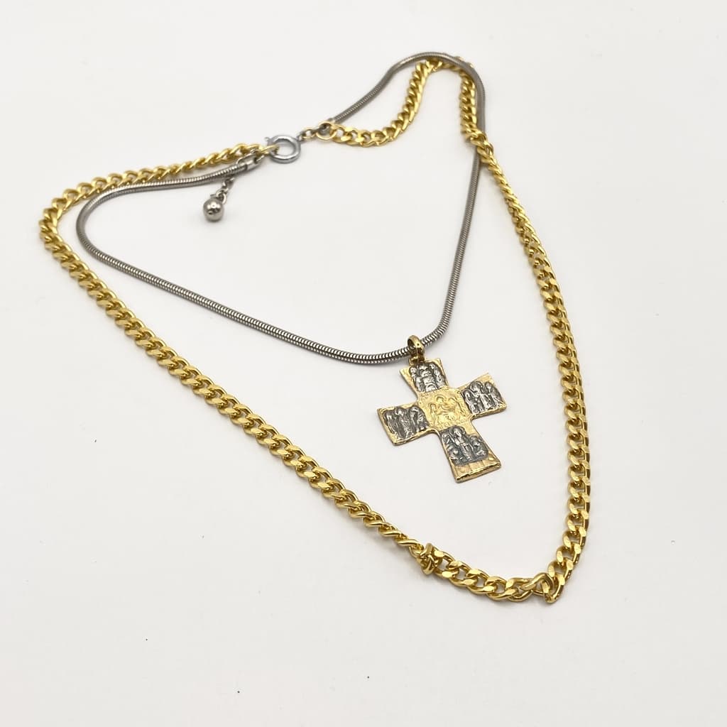 Collier multi-chaines et croix pendentif