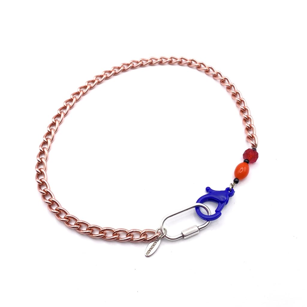 Collier chaine rose avec mousqueton bleu