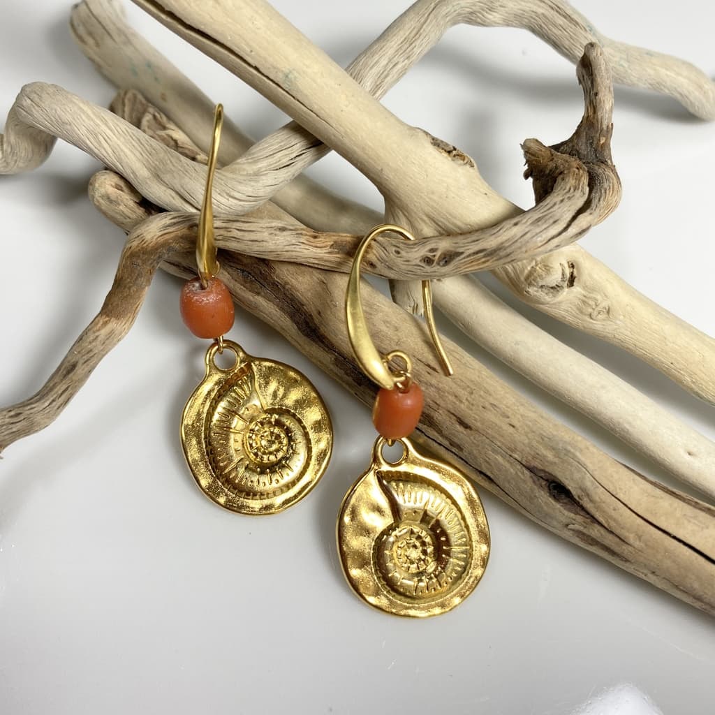 Boucles d'oreilles avec escargot doré pendant