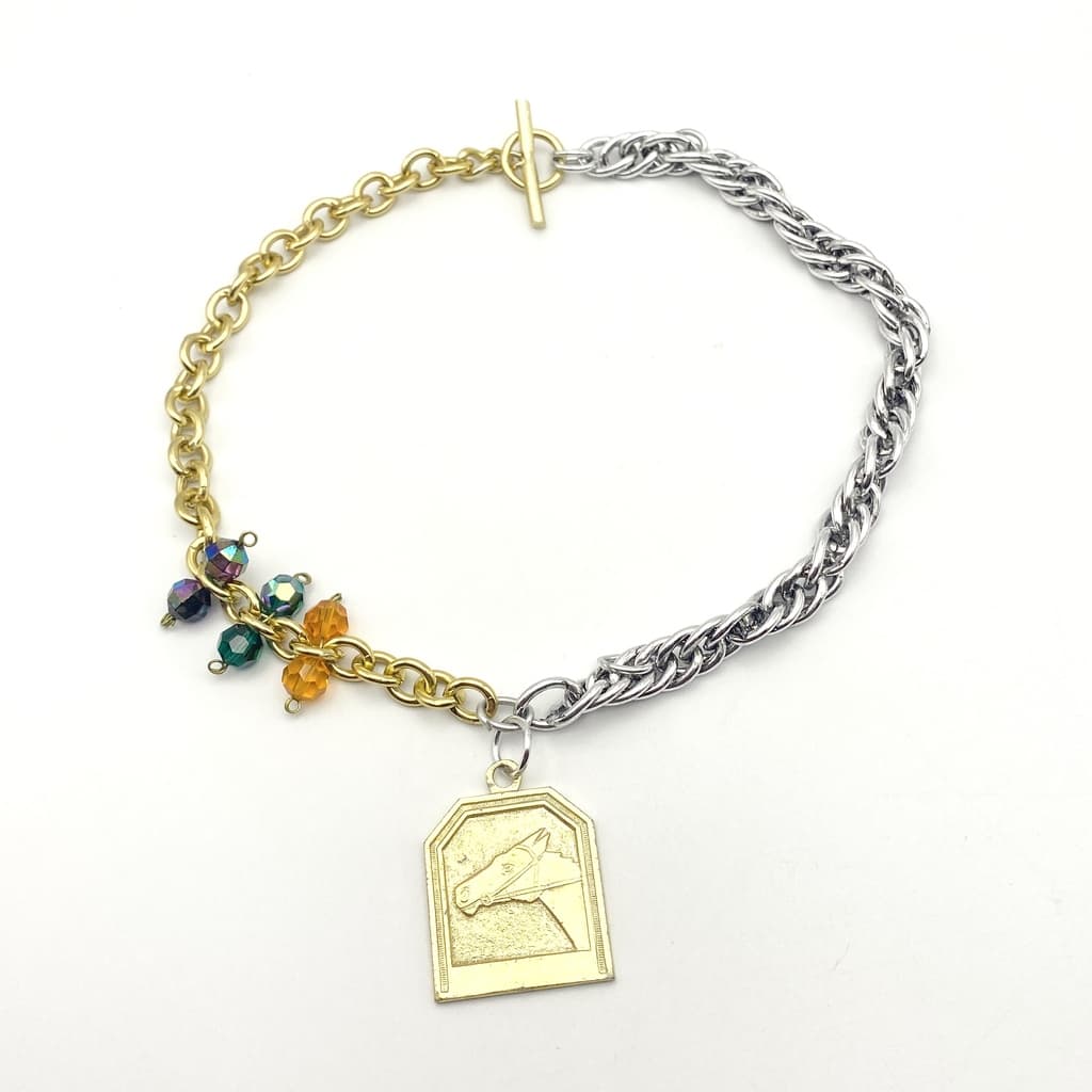 Collier multi chaines avec médaillon cheval