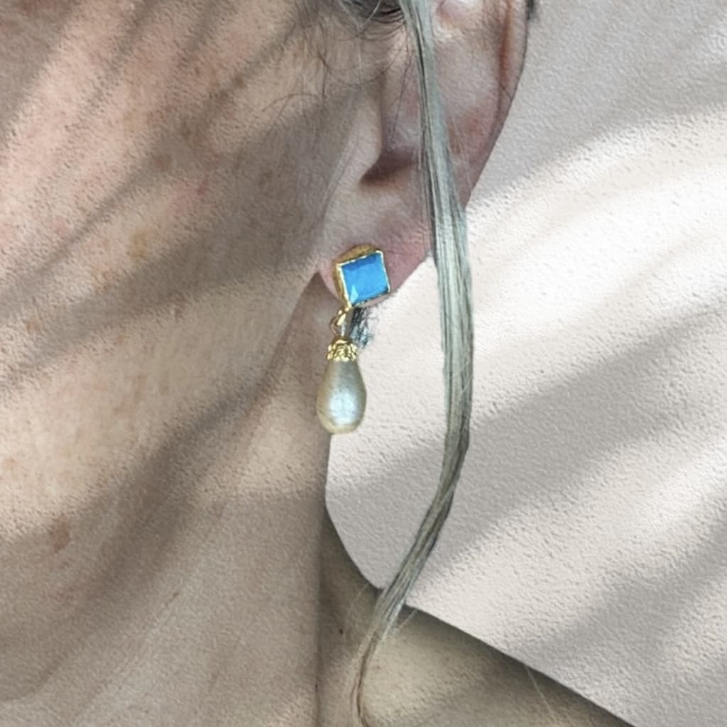 Boucles d'oreilles bleues avec pendant goutte nacrée