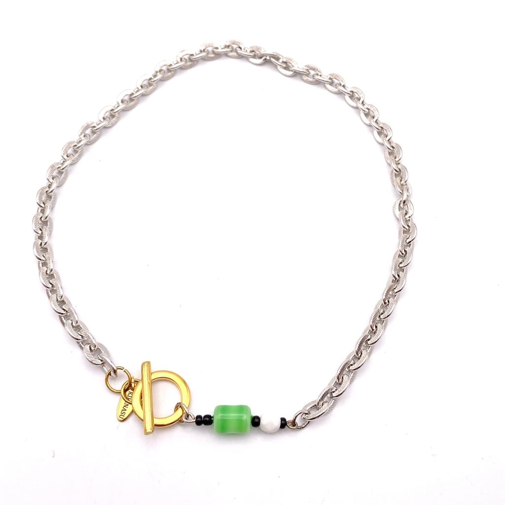 Collier avec chaine argentée et perle verte