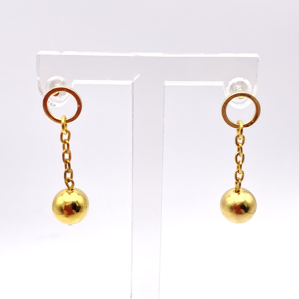 Petites boucles d'oreilles avec boule dorée pendante