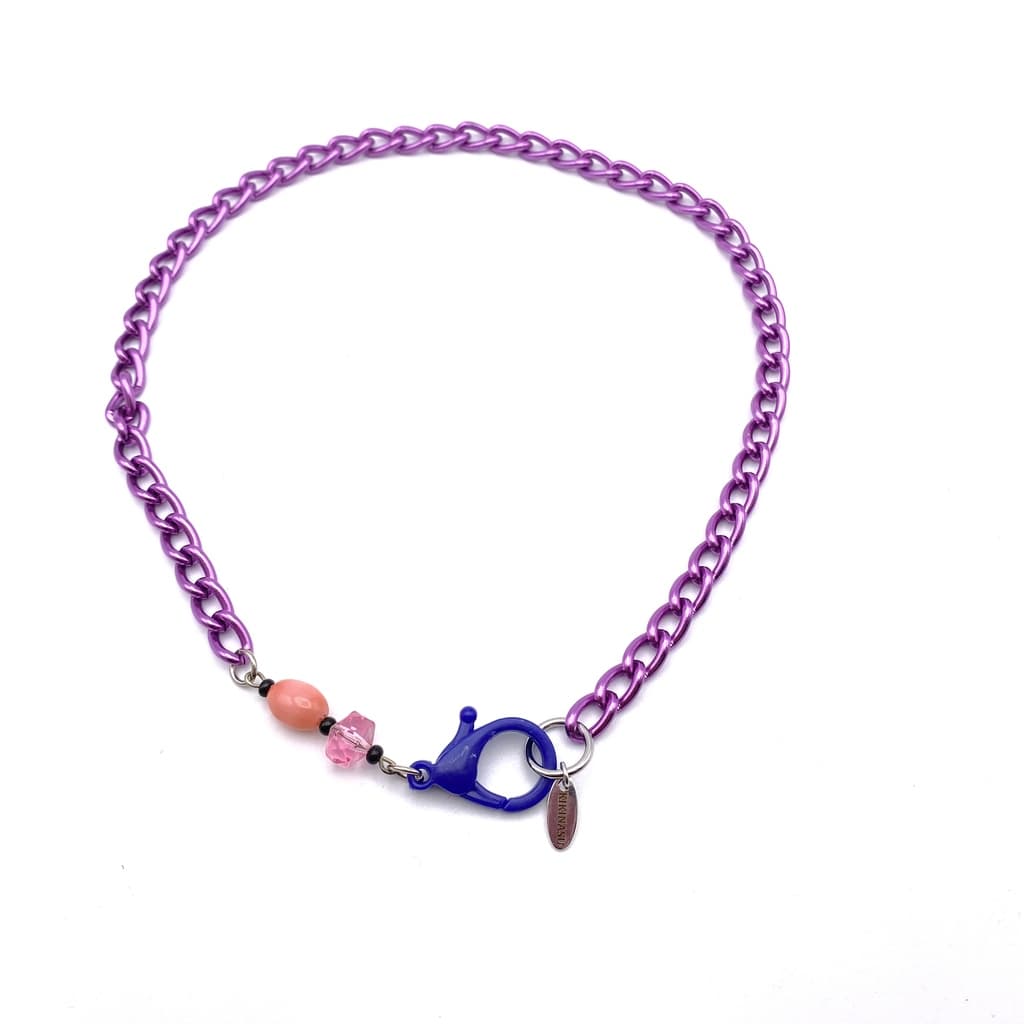 Collier chaine violette avec mousqueton bleu