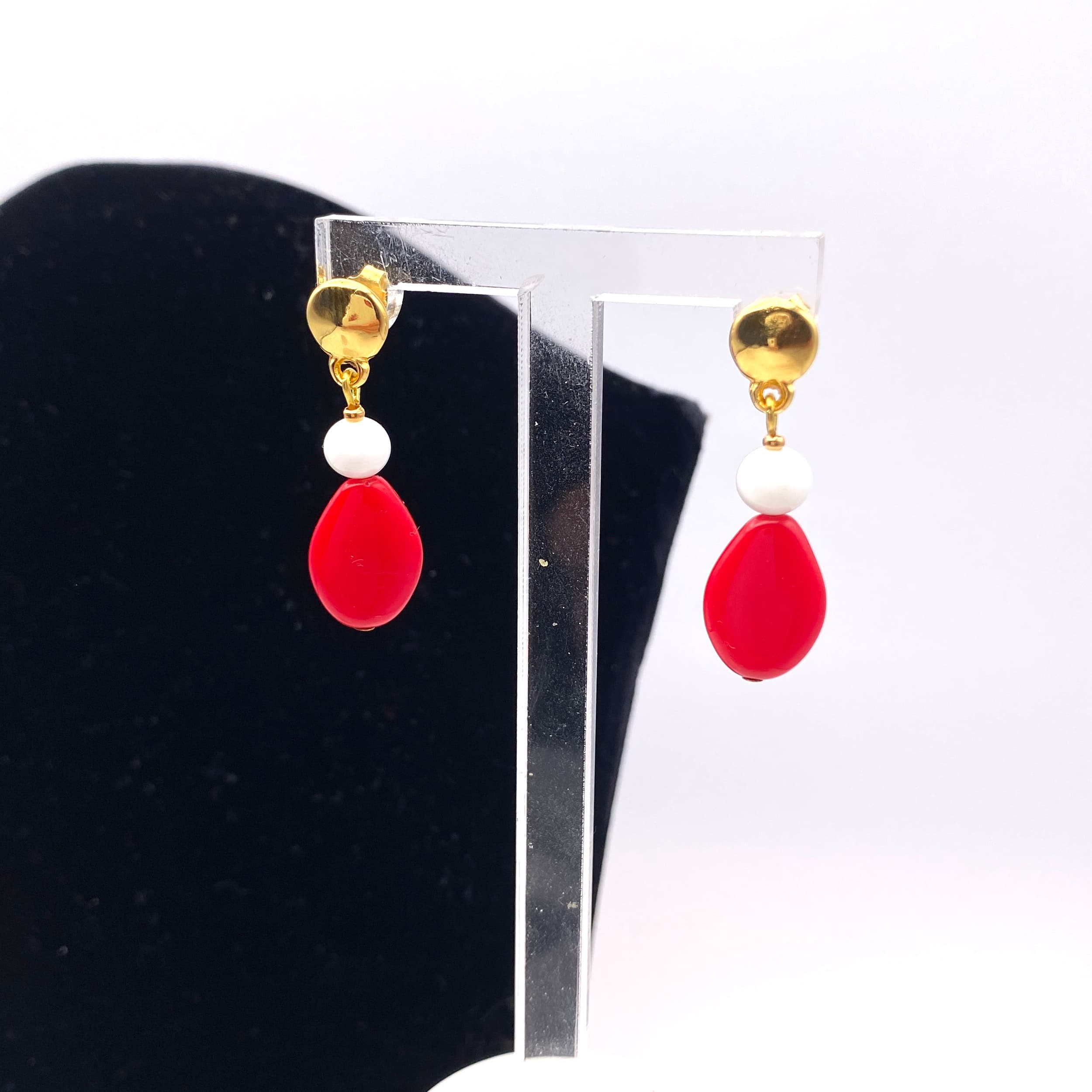 Boucles d'oreilles pendantes avec perles goutte rouge