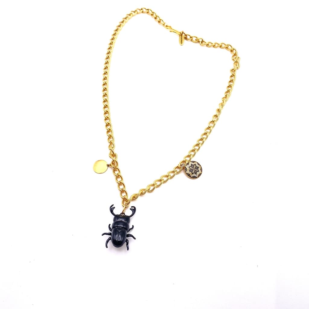 Collier chaine dorée et pendant scarabée noir