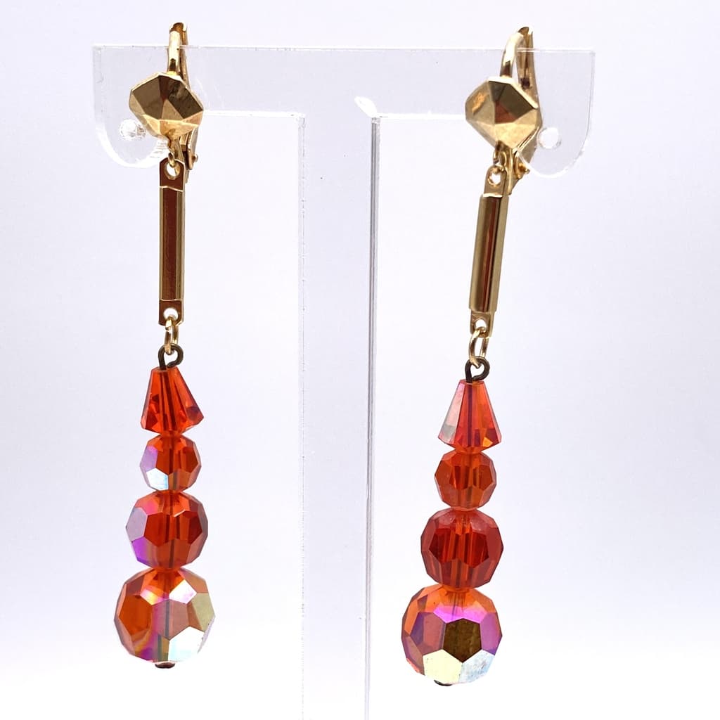 Longues boucles d'oreilles orange et dorées