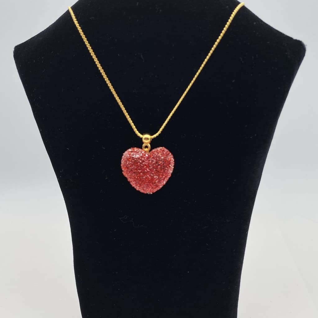 Collier pendentif coeur rouge fraise