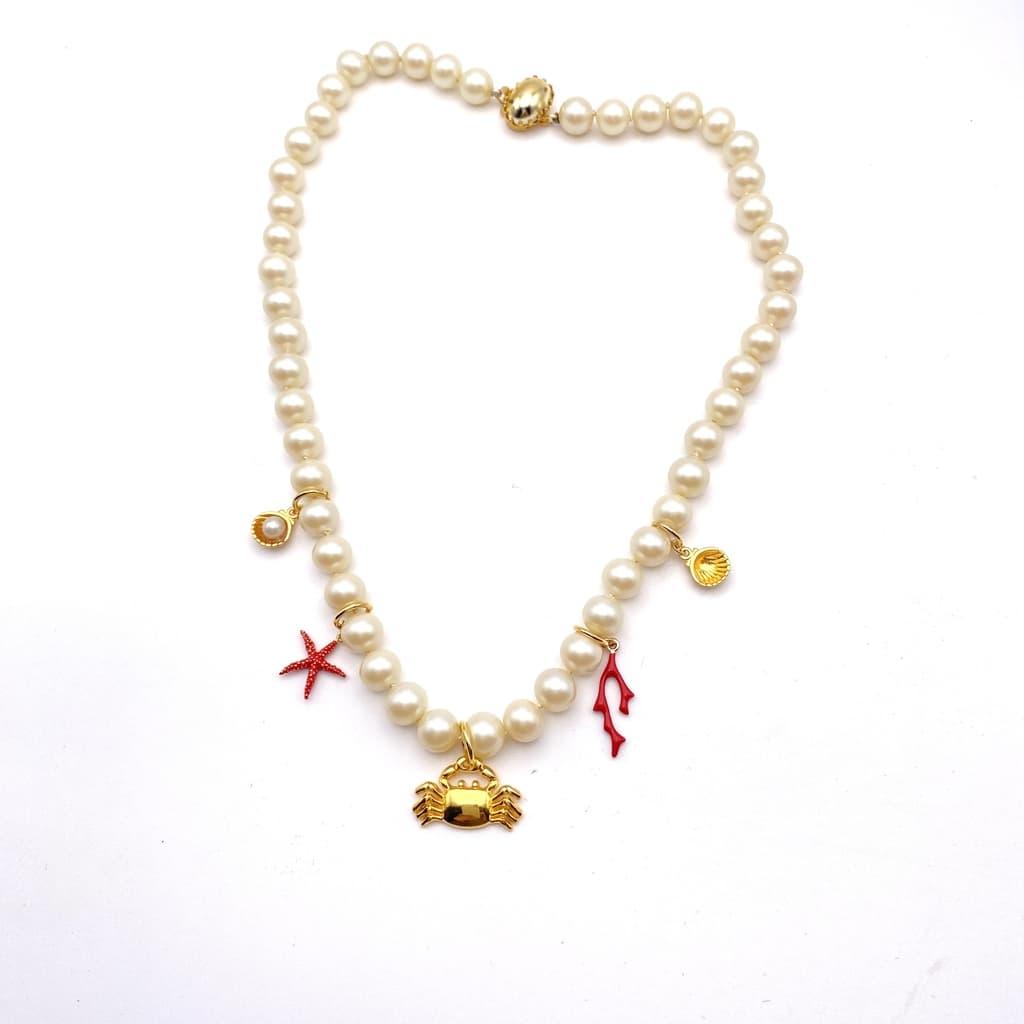 Collier de perle avec petits pendants animaux marins