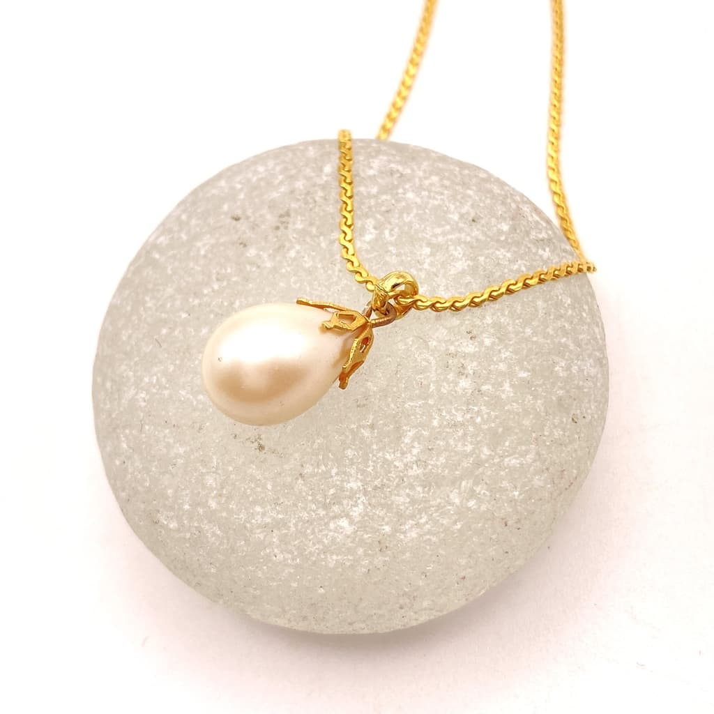 Chaine avec pendentif perle goutte