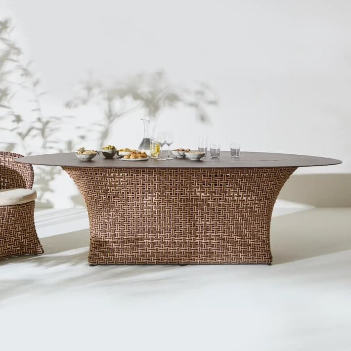 Table de repas ovale TALI en résine outdoor Orchid Edition