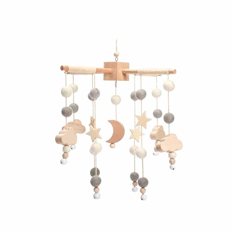 Jouet hochet mobile gris en bois sur le lit pour bébé et nouveau-né
