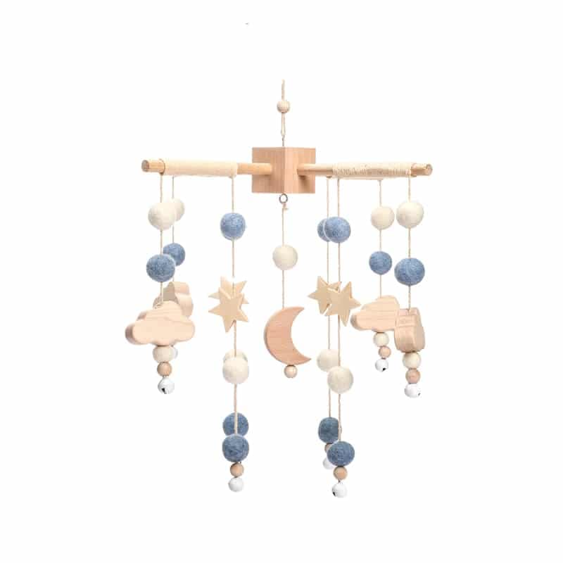 Jouet hochet mobile bleu en bois sur le lit pour bébé et nouveau-né