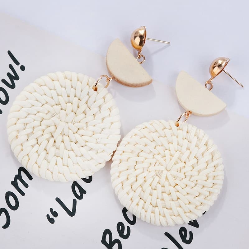 Boucles d'oreilles rondes en rotin tressé blanc