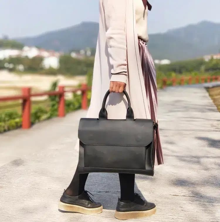 Bruine leren tas met klassieke uitstraling (Model: Zwart)