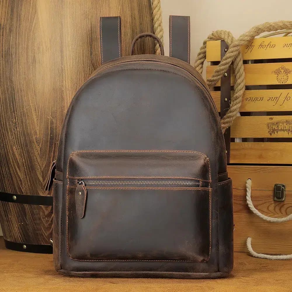 Donkerbruine leren rugzak met vintage uitstraling (Model: Licht)
