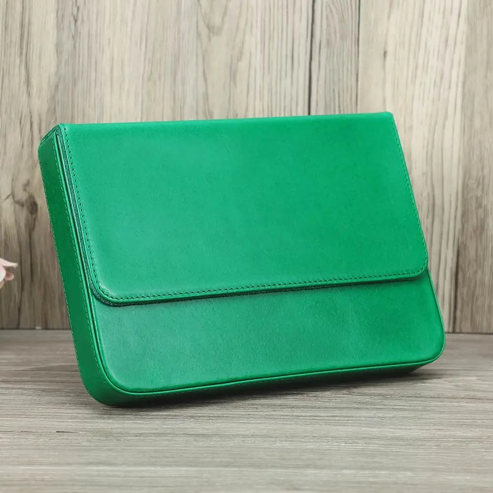 Elegant leren etui bruin patina.