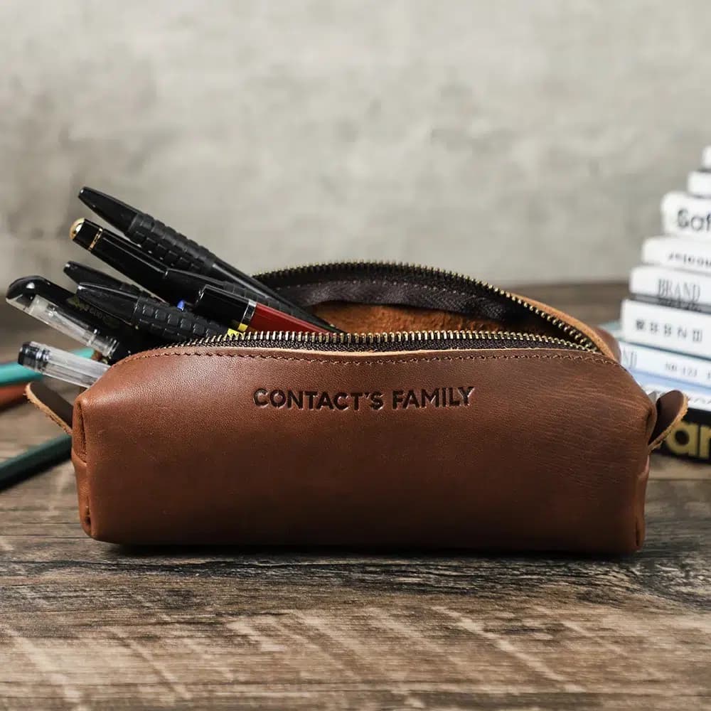 Bruine leren etui met gouden rits