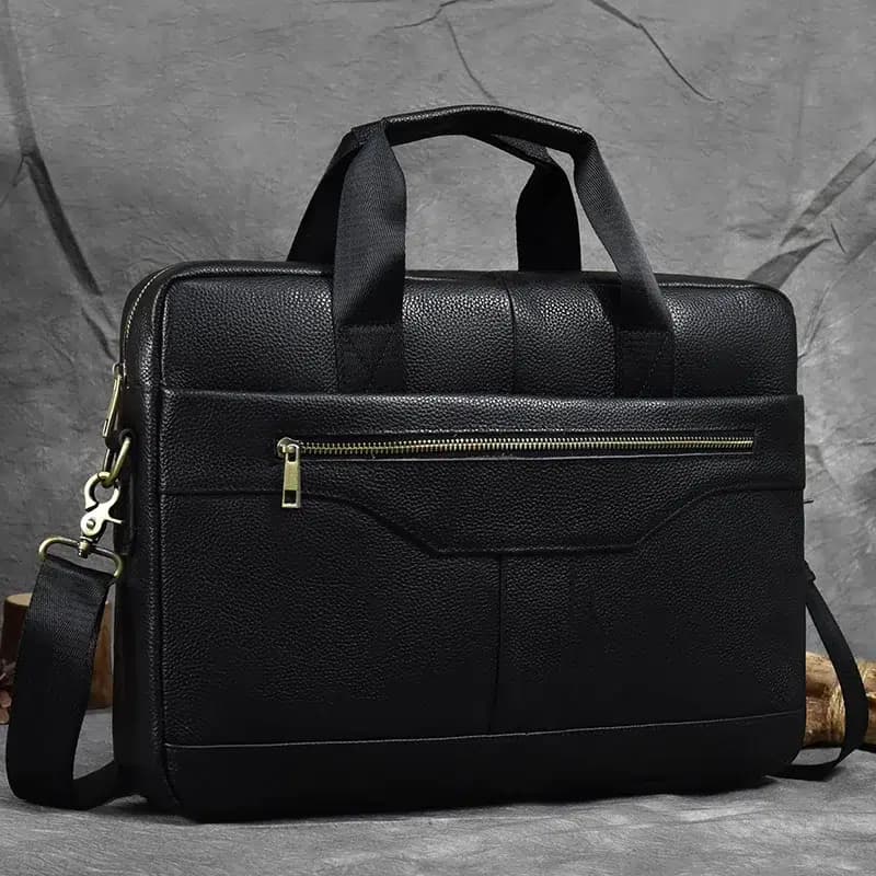 Donkerbruine leren heren tas met band. (Model: Zwart)